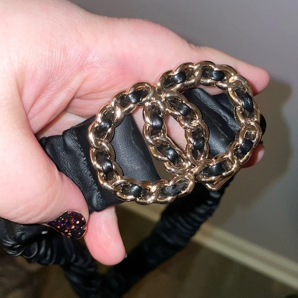 Black Faux Leather Stretch Elastic With Gold Metal Woven Circle Buckle Belt OS